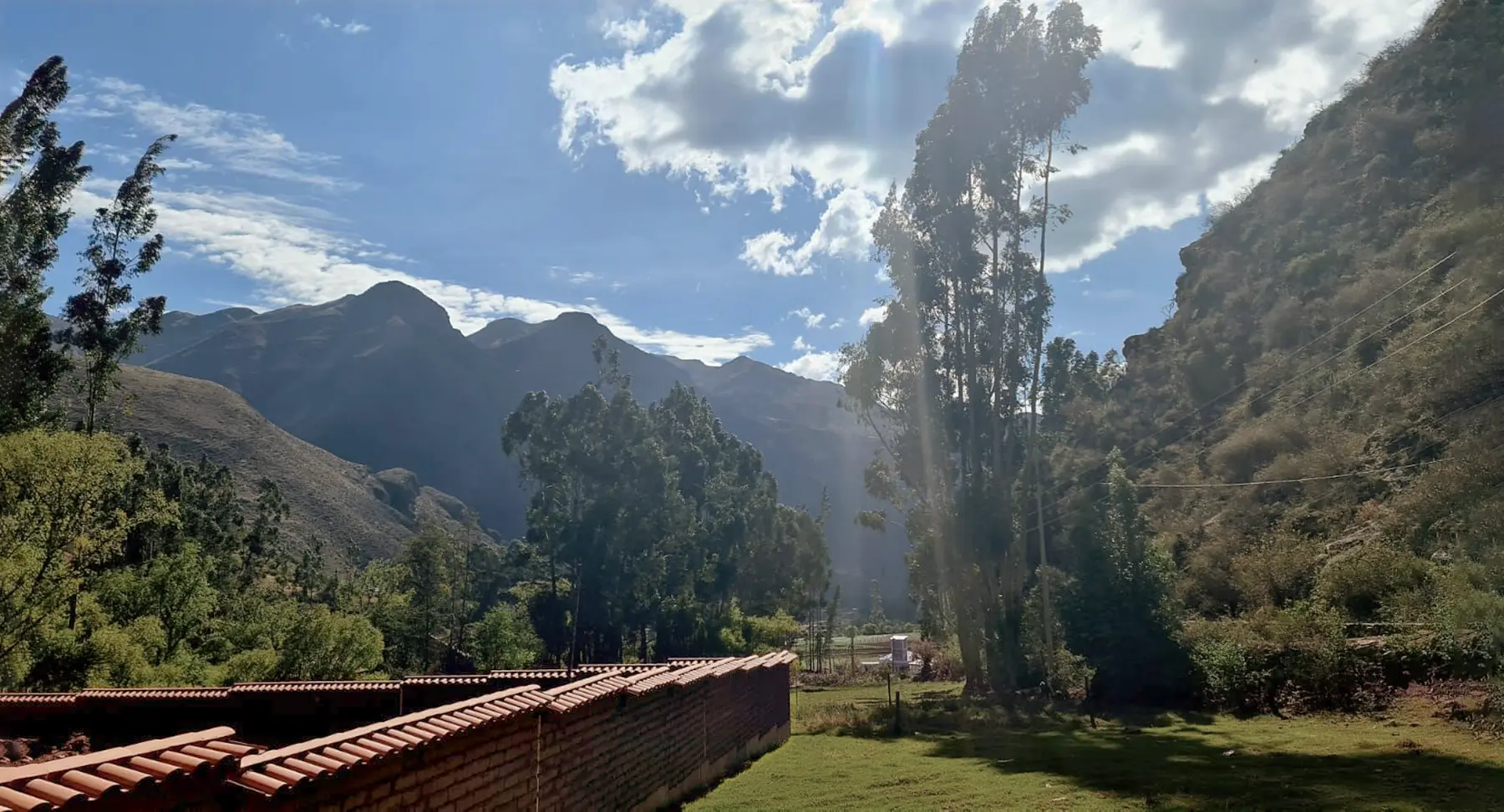 Desde que se abren las puertas de la propiedad se puede apreciar una impresionante vista. La casa se llama Urqu Wasi que significa “casa en las montañas” debido a su privilegiada ubicación entre las montañas de Lamay.